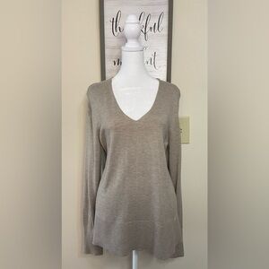 Loft Women’s V- Neck Sweater Pullover Long Sleeve Size Large. NWT